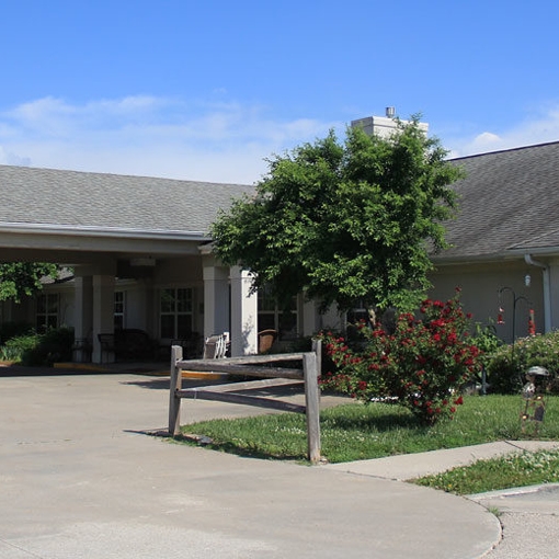 Exterior shot of Vintage Park Assisted Living's front entrance.