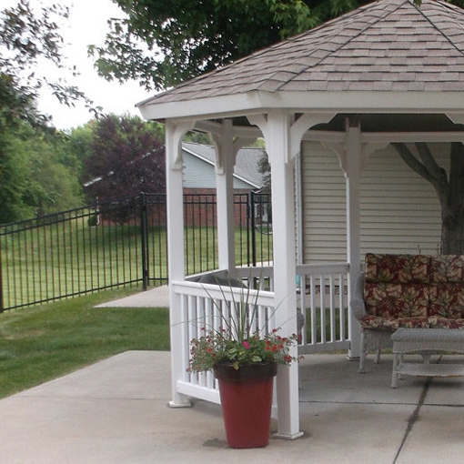 Exterior shot of Vintage Park Assisted Living's outdoor courtyard with a gazebo.